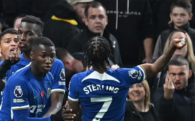 Raheem Sterling có thể nhận án phạt vì ném đồ vào CĐV Tottenham 1