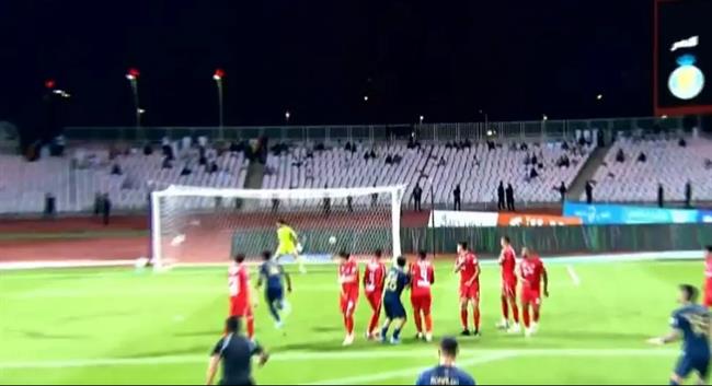 Ronaldo đánh lừa thủ môn đối phương để Alex Telles ghi bàn