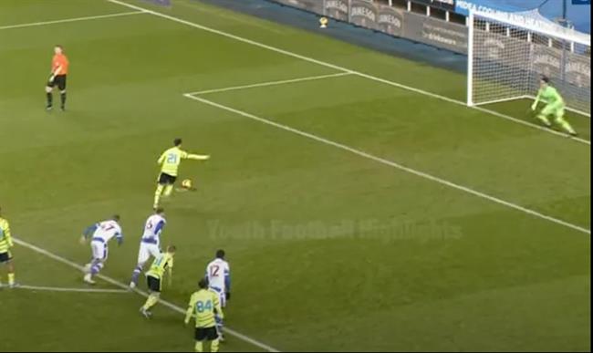 Sau thẻ đỏ, Fabio Vieira lại đá hỏng 11m