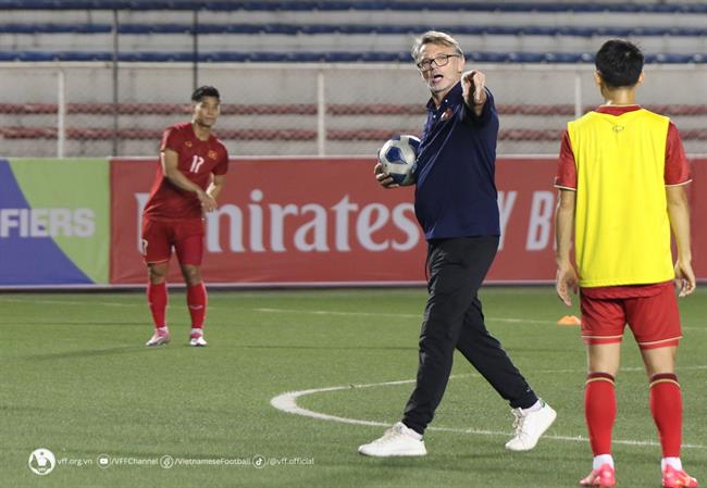 VIDEO: Màn truyền lửa 'cực nhiệt' của HLV Philippe Troussier cho tuyển Việt Nam