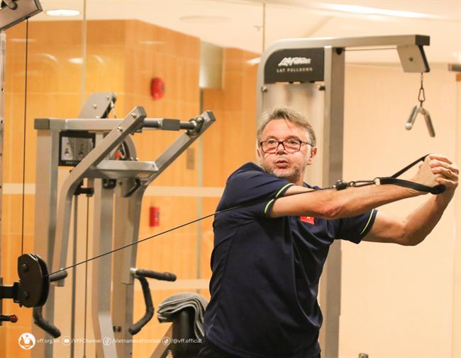 HLV Troussier tập thể lực cùng học trò sau trận thắng Philippines