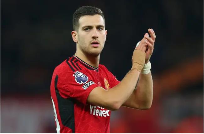 Các đồng đội và NHM chúc mừng Diogo Dalot