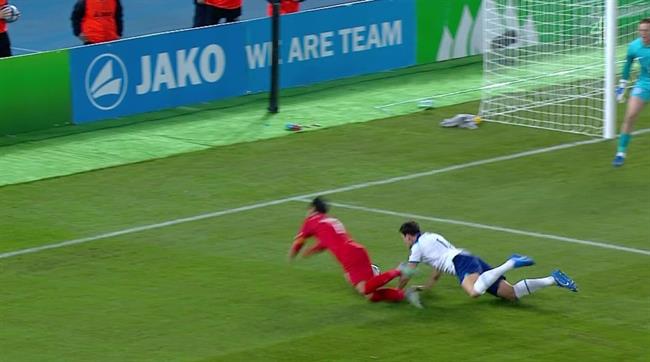 Harry Maguire thoát phạt đền khó tin trước Bắc Macedonia