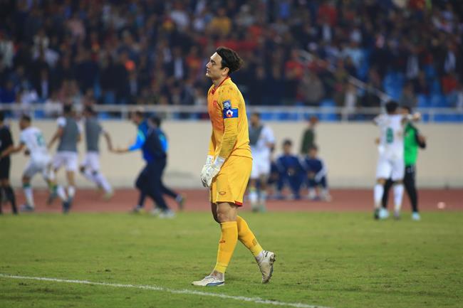 Thủ thành Văn Lâm sang Singapore điều trị chấn thương