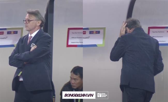 VIDEO: HLV Troussier ôm đầu sau khi chứng kiến pha chuyền bóng hỏng của Tiến Linh