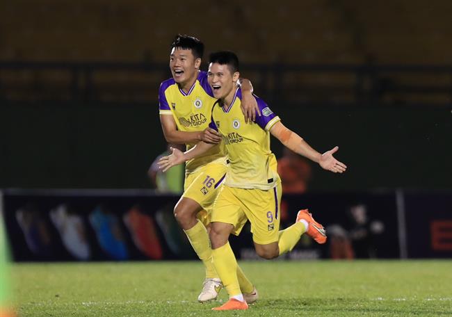 VIDEO: Tuấn Hải vô lê quyết đoán nới rộng cách biệt cho Hà Nội trước Quảng Nam