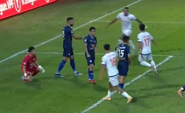 Tiến Linh vô tình kiến tạo, Bình Dương có bàn gỡ hòa trước HAGL 