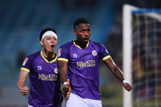 Video: Hai bàn thắng trong ba phút của Hà Nội FC vào lưới SLNA