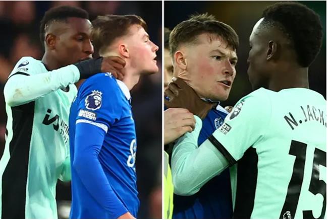 Tiền đạo Chelsea thoát án phạt sau khi bóp cổ đối phương