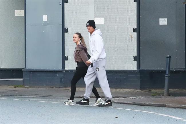 Mason Greenwood và bạn gái bất ngờ trở lại Manchester