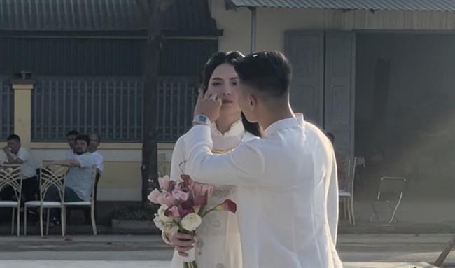 Quang Hải cực ga lăng, có hành động tình bể bình với Chu Thanh Huyền