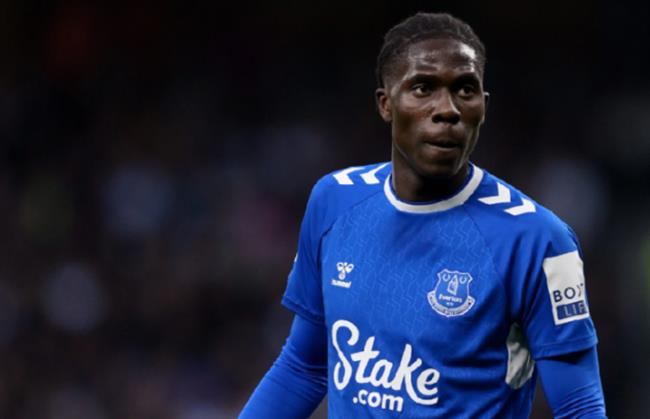 Arsenal quan tam Amadou Onana cua Everton