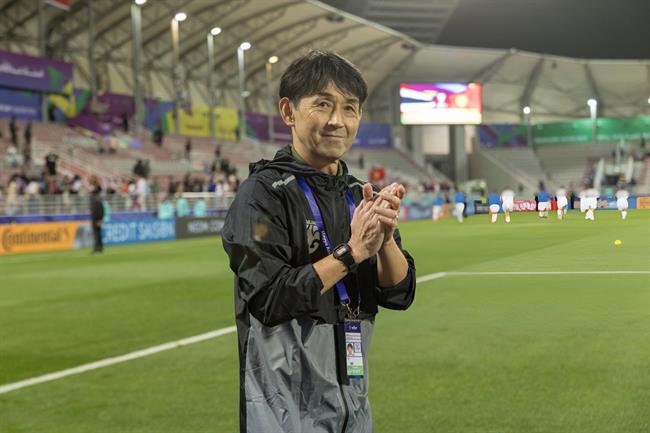 HLV Troussier nói gì khi được so sánh với HLV Thái Lan