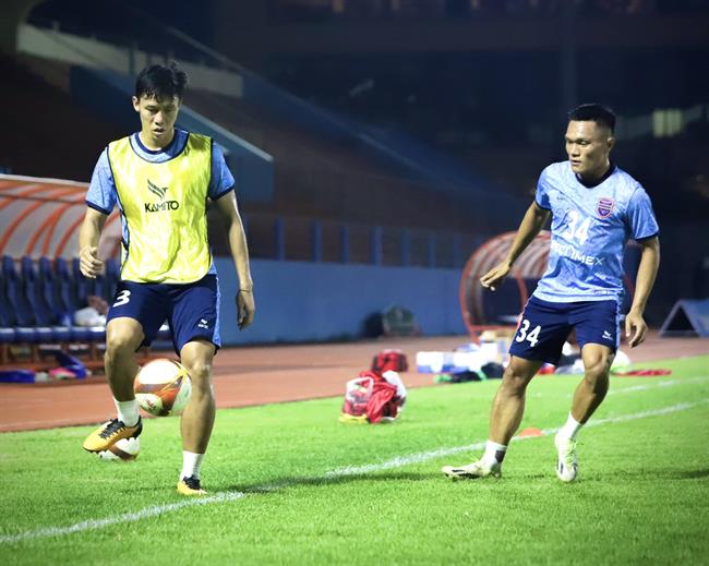 Quế Ngọc Hải và dàn sao báo tin vui cho HLV Troussier