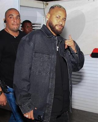 CĐV ngao ngán với diện mạo quá cỡ của Neymar 1