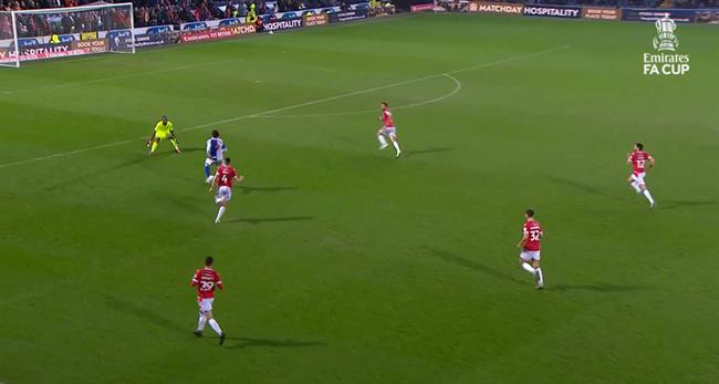 Thủ môn Arsenal mắc 2 sai lầm khó tin ở FA Cup