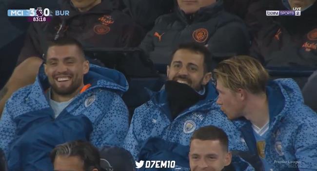 Haaland khiến đồng đội bật cười vì dứt điểm siêu tệ