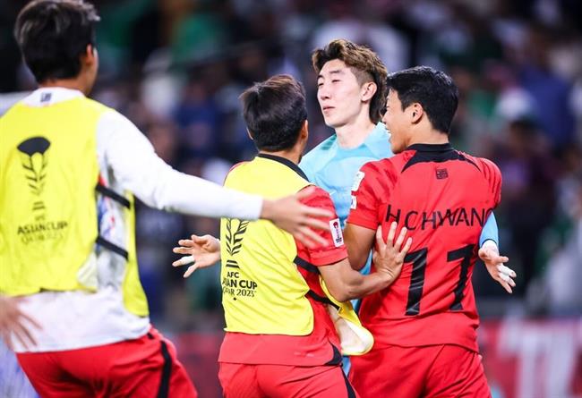Thủ môn tuyển Hàn Quốc bật mí cách bắt penalty nhờ... nghe lời vợ