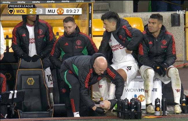 Lisandro Martinez lại dính chấn thương?