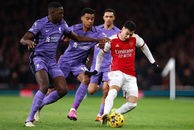 Arsenal danh bai Liverpool 3-1 tren san Emirates
