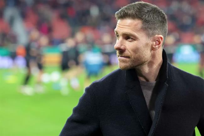 Glen Johnson len tieng canh bao Xabi Alonso