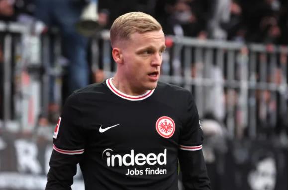 Donny van de Beek bi loai khoi doi hinh du Europa Conference League cua Eintracht Frankfurt.