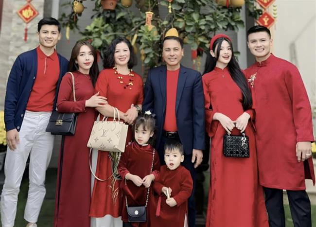 Quang Hải và gia đình gây chú ý trong ngày Tết khi diện dress code