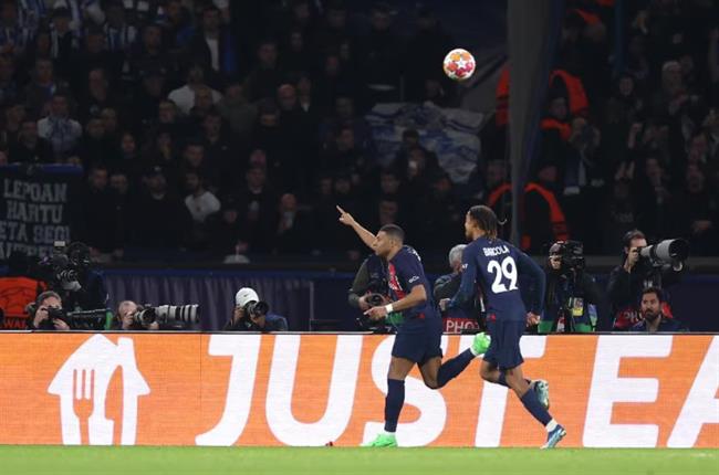 Kylian Mbappe va Bradley Barcola ghi ban cho PSG truoc Real Sociedad
