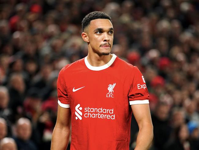 Alexander-Arnold báo tin không vui cho Liverpool