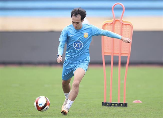 Vì sao Văn Toàn vắng mặt trong cuộc đối đầu Hải Phòng?