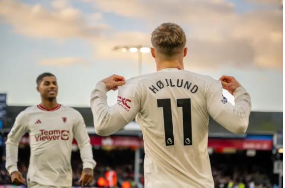 Rasmus Hojlund len tieng sau cu dup vao luoi Luton