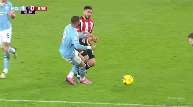 Kyle Walker hạ đo ván Neal Maupay tại Etihad
