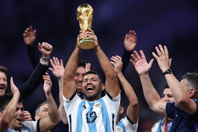 Sergio Aguero xúc động khi biết còn cơ hội chơi bóng trở lại