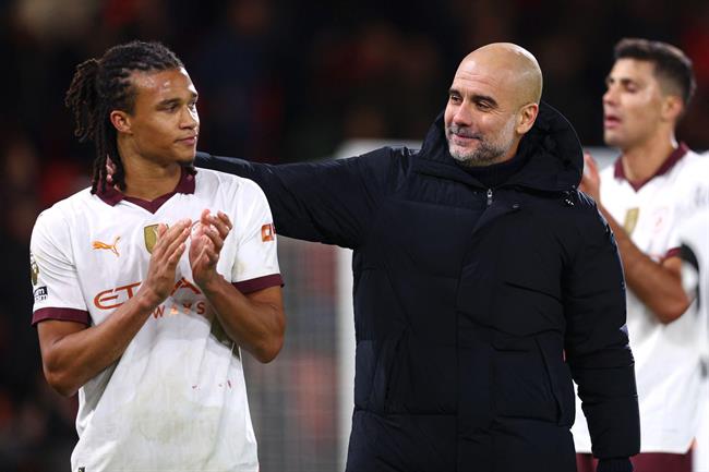 Pep Guardiola gọi cầu thủ Man City là siêu nhân 1