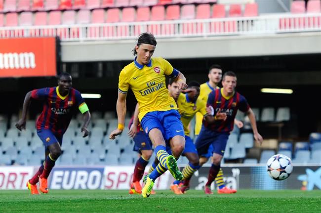 Kristoffer Olsson khi con khoac ao Arsenal