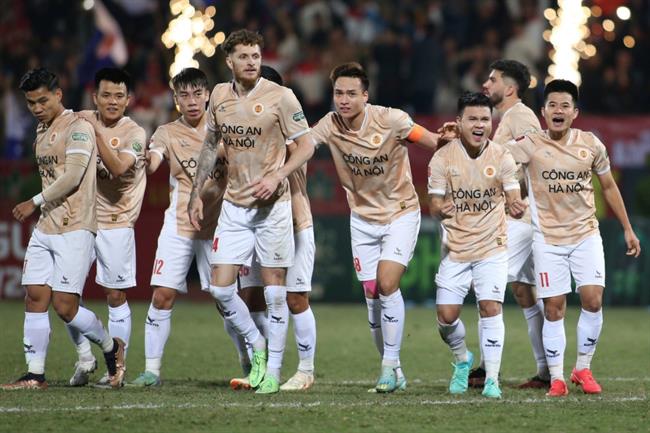 Giải mã Thanh Hoá, HLV Kiatisuk lý giải tấm băng đội trưởng của CAHN