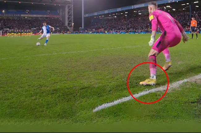 Martin Dubravka da dung tren vach voi truoc khi Dom Hyam thuc hien cu da