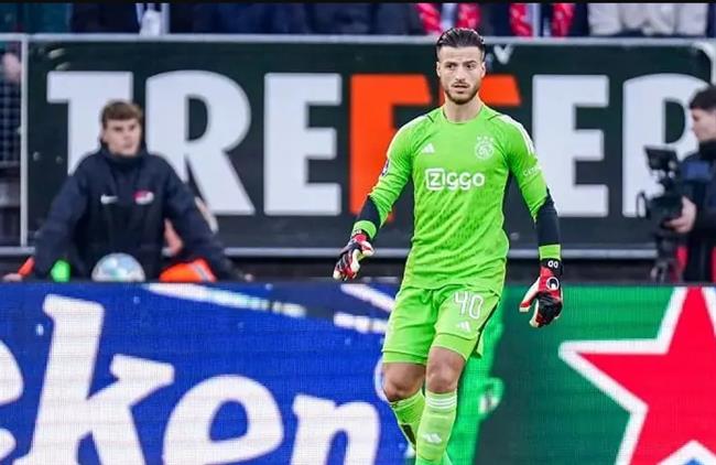 MU muon so huu thu thanh Diant Ramaj cua Ajax o He 2024