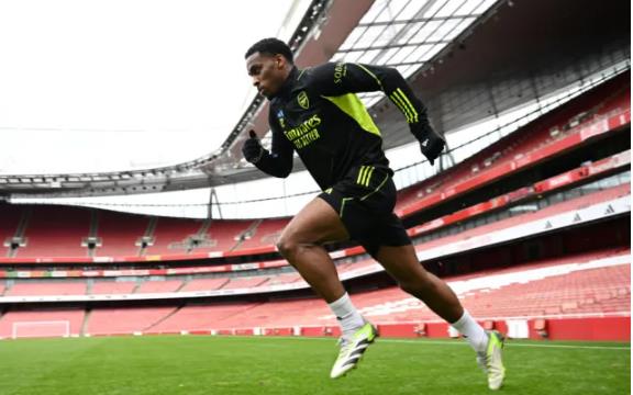 Hậu vệ Jurrien Timber của Arsenal được nhìn thấy xuất hiện trên Hau ve Jurrien Timber cua Arsenal duoc nhin thay xuat hien tren