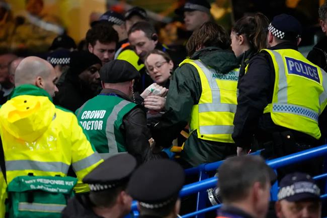 CdV cua Leeds duoc dieu tri sau khi bi nga o san Stamford Bridge