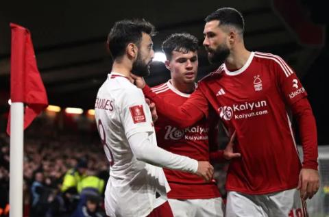 Nuno Santo phản pháo những bình luận của Ten Hag về Bruno Fernandes