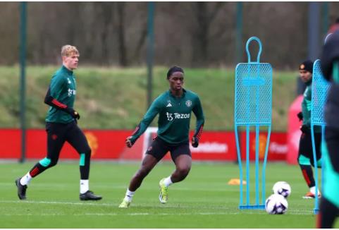 Habeeb Ogunneye tap luyen cung doi 1 cua MU