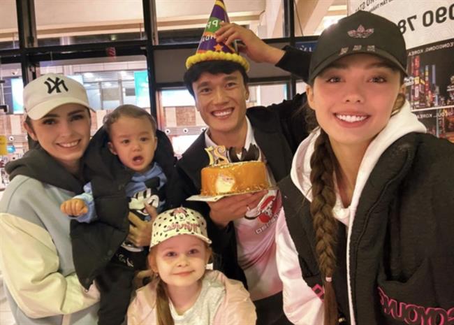 Thủ môn Bùi Tiến Dũng đón sinh nhật độc lạ tại sân bay 1