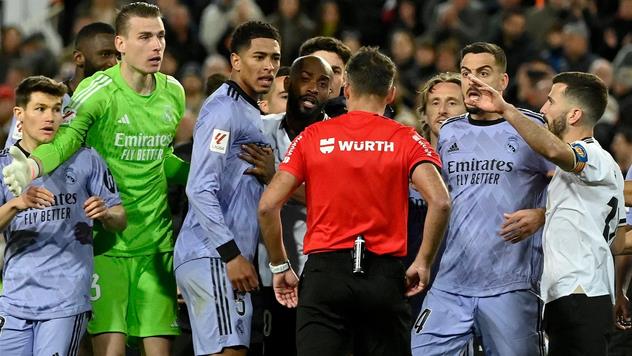 Trong tai tu choi ban thang cua Bellingham o phut 90+9