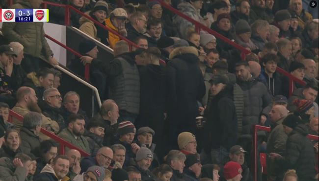 CĐV Sheffield United ra về chỉ 15 phút trước Arsenal CdV Sheffield United ra ve chi 15 phut truoc Arsenal