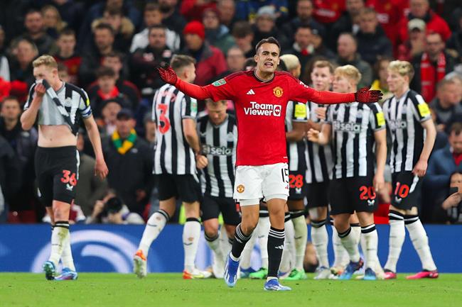 Sergio Reguilon khóc nức nở sau khi MU thua Newcastle
