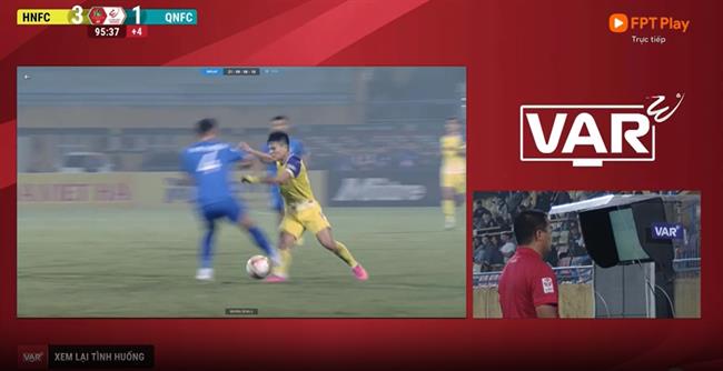 Cựu sao HAGL đạp thẳng vào ống đồng khiến Tuấn Hải chấn thương