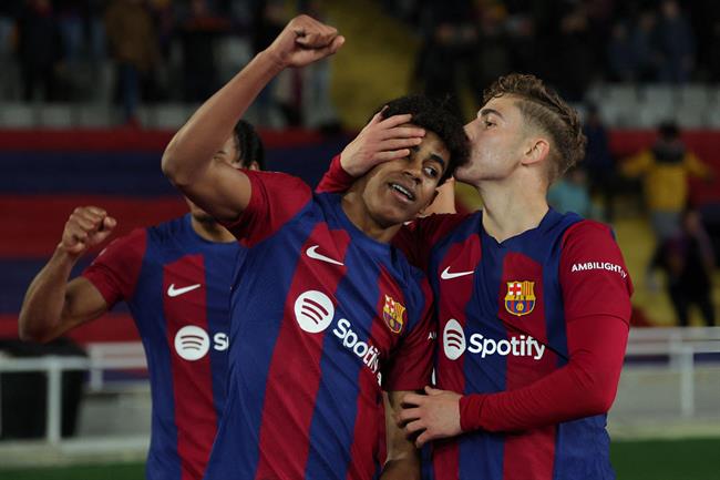 HLV đối thủ so sánh thần đồng Barca với Messi 1