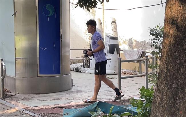 Xót xa hình ảnh Tuấn Hải di chuyển khó khăn sau chấn thương