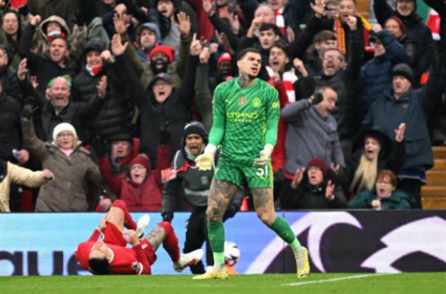 Ederson khien Man City phai nhan 11m truoc Liverpool